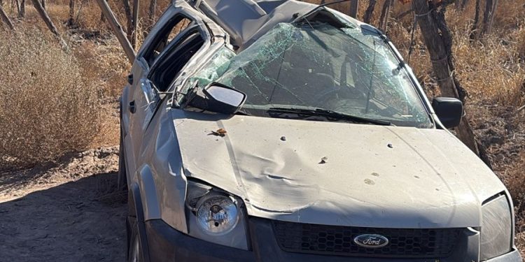 Perdió el control y volcó en Caucete: la camioneta terminó dentro de una finca