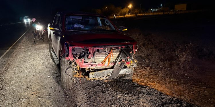 Ruta 20: Conocido comerciante chocó con animales sueltos y destrozó su camioneta