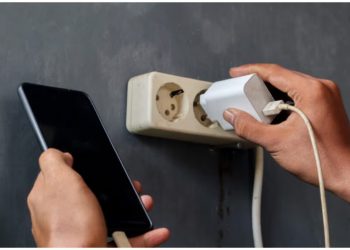 Tragedia en casa: una adolescente murió al intentar cargar su celular