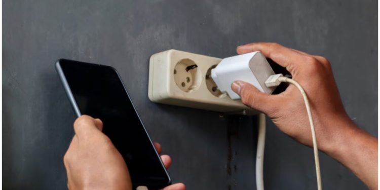 Tragedia en casa: una adolescente murió al intentar cargar su celular