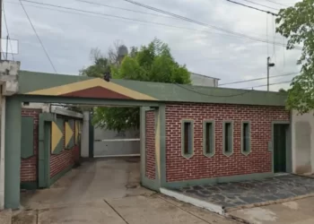 Una mujer de 69 años murió en un hotel alojamiento y detuvieron a un hombre