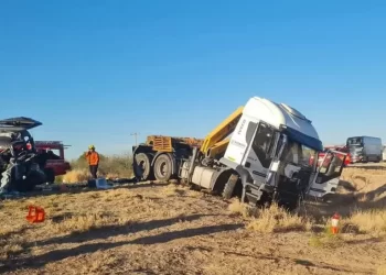 Fatal accidente: tres muertos y dos niñas en estado crítico en un choque frontal