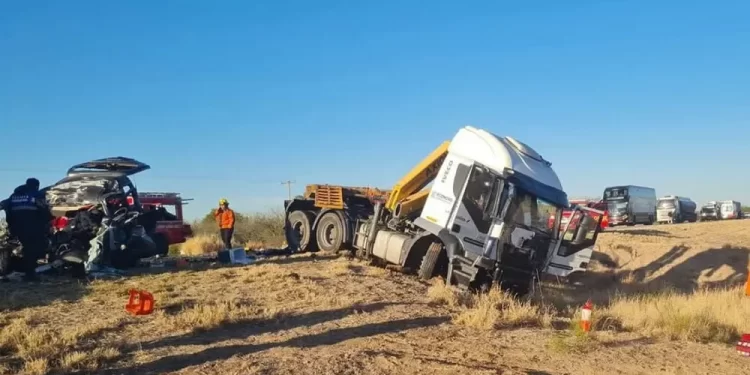 Fatal accidente: tres muertos y dos niñas en estado crítico en un choque frontal
