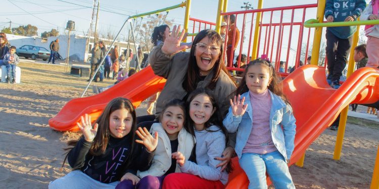 Chimbas: la intendenta Daniela Rodríguez inauguró la nueva plaza de Andacollo VI