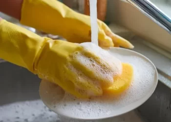 ANMAT prohibió una marca de detergente tras una denuncia por quemaduras