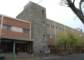 Alerta por amenaza de bomba en una escuela céntrica de San Juan