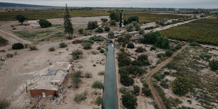 Hidráulica intima a usuarios morosos