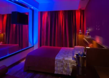 Una mujer de 69 años murió en un hotel alojamiento y detuvieron a un hombre