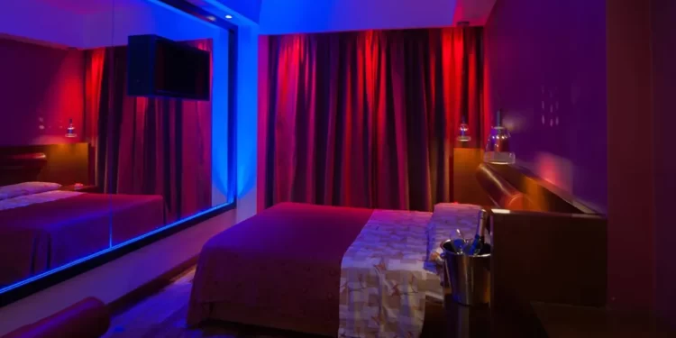 Una mujer de 69 años murió en un hotel alojamiento y detuvieron a un hombre