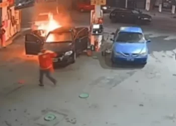 Susto: le cargaron gasoil por error y el auto se prendió fuego