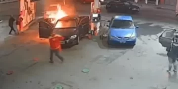 Susto: le cargaron gasoil por error y el auto se prendió fuego