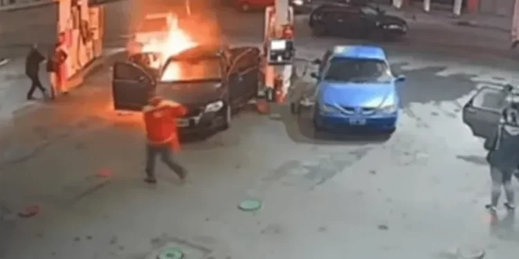 Susto: le cargaron gasoil por error y el auto se prendió fuego
