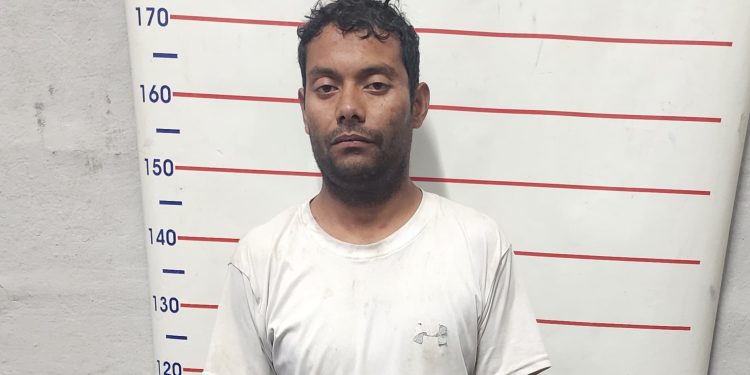 Intentó atacar a un policía en el calabozo: tenso momento en una comisaría