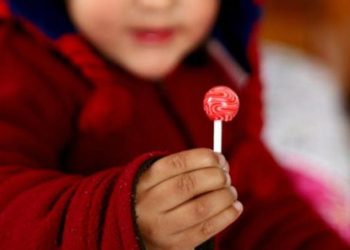 Nene casi muere ahogado con un chupetín