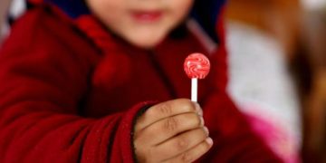 Nene casi muere ahogado con un chupetín