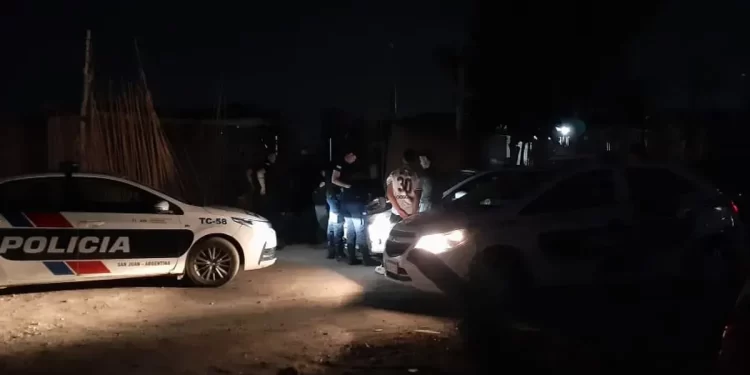 Ruta 20: Un motociclista terminó internado tras caer en un pozo