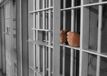 Preso limó un barrote para escapar de una comisaría y ahora lo busca Interpol
