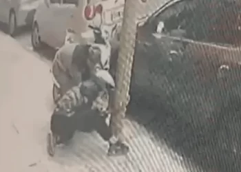 Fue a visitar a una amiga y le robaron la moto en segundos