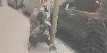 Fue a visitar a una amiga y le robaron la moto en segundos