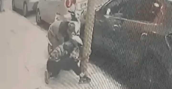 Fue a visitar a una amiga y le robaron la moto en segundos