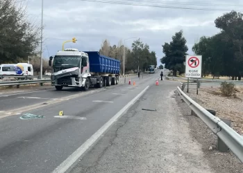 Fuerte choque en la Ruta 20: una pareja fue trasladada al hospital