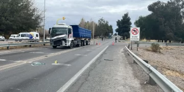 Fuerte choque en la Ruta 20: una pareja fue trasladada al hospital