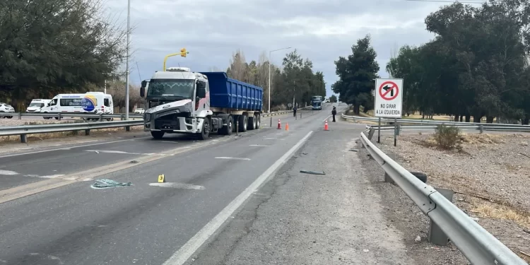 Fuerte choque en la Ruta 20: una pareja fue trasladada al hospital