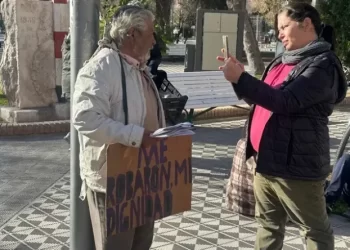 Un hombre de 68 años se encadenó en la Plaza 25 de Mayo en reclamo por su situación económica