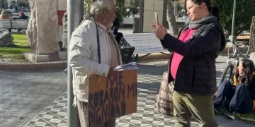 Un hombre de 68 años se encadenó en la Plaza 25 de Mayo en reclamo por su situación económica