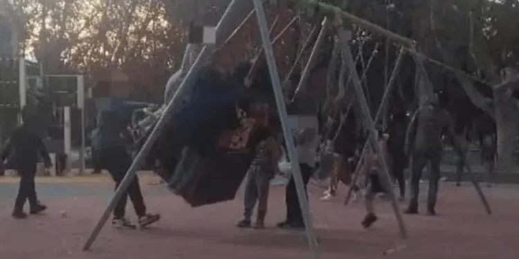 Denuncian vandalismo en los juegos inclusivos del Parque de Mayo