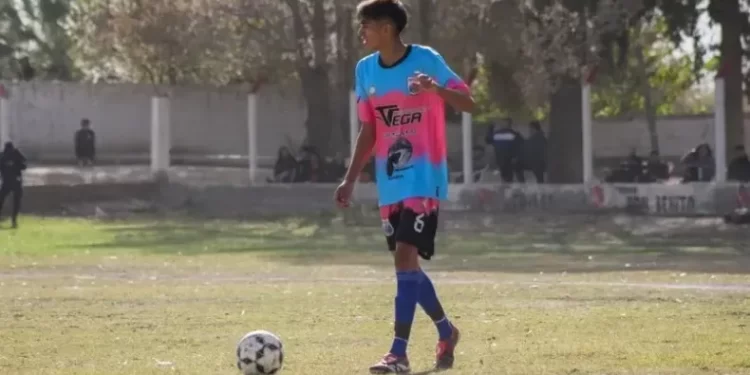 Joven futbolista de Tamberías lucha por su salud tras un duro golpe en un partido