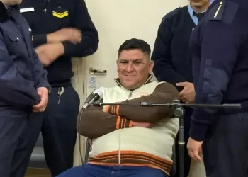 Escándalo en tribunales: retiraron al acusado de femicidio por su conducta violenta