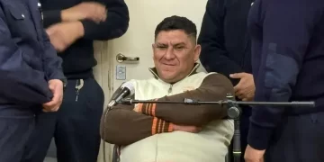 Escándalo en tribunales: retiraron al acusado de femicidio por su conducta violenta