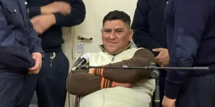 Escándalo en tribunales: retiraron al acusado de femicidio por su conducta violenta