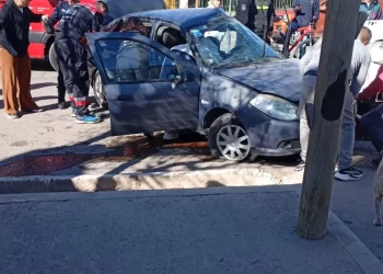Una embarazada quedó atrapada dentro de un auto tras un fuerte choque