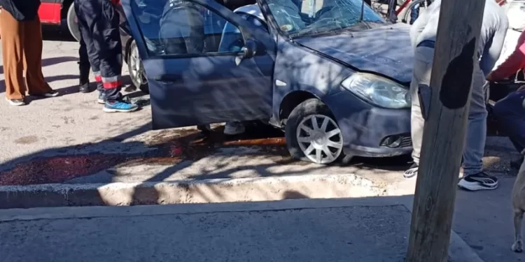 Una embarazada quedó atrapada dentro de un auto tras un fuerte choque