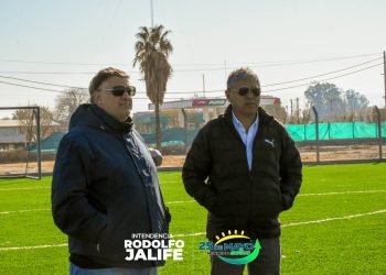 Jalife recorrió las obras de la cancha de césped sintético en Casuarinas