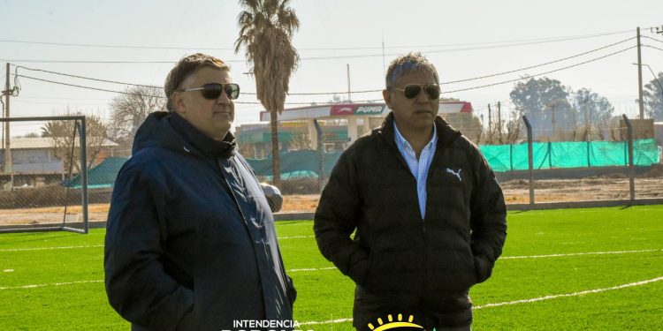 Jalife recorrió las obras de la cancha de césped sintético en Casuarinas