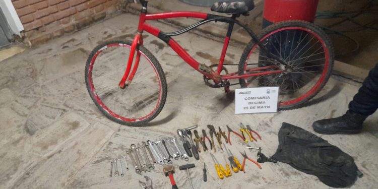 Escapó entre los campos y dejó una mochila llena de herramientas en San Juan