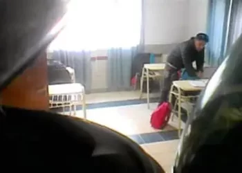 Alumnas colocaron una cámara oculta en el aula y descubrieron a su profesora robando