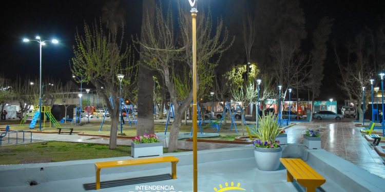 Vecinos de 25 de Mayo celebraron la renovación de la plaza y luminarias