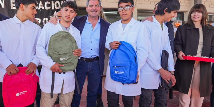 Histórico: Orrego inauguró en Mogna la primera escuela secundaria rural de San Juan