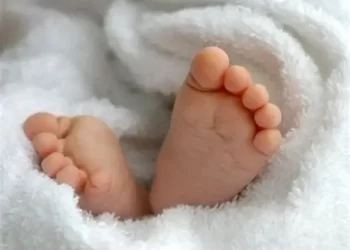 Policía le salvó la vida a un bebé de un año