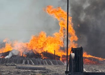 Bomberos combaten un incendio de gran magnitud en Caucete