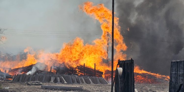 Bomberos combaten un incendio de gran magnitud en Caucete