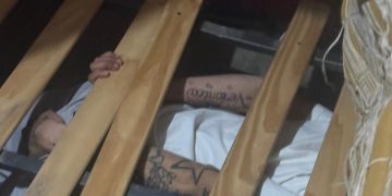 Ladrón se escondió abajo de una cama tras robar una verdulería