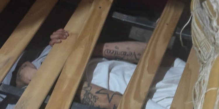 Ladrón se escondió abajo de una cama tras robar una verdulería