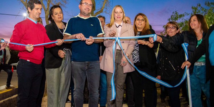 El intendente Sergio Miodowsky inauguró luminarias en el barrio Piuquén