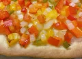 Cómo hacer una rica tarta de verduras con tomate, morones y cebolla
