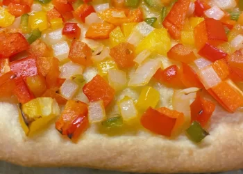 Cómo hacer una rica tarta de verduras con tomate, morones y cebolla